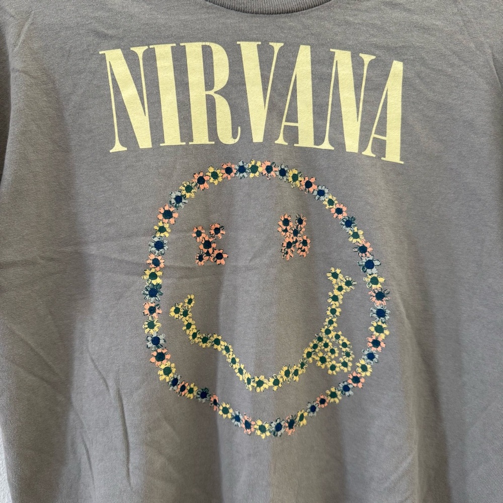 NIRVANA Cropped Gray / Olive T-Shirt with Colorful Floral Smiley Design Medium - Picture 2 of 4
